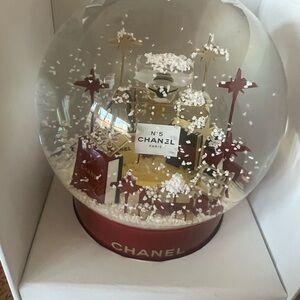 Chanel snow globe 🌎